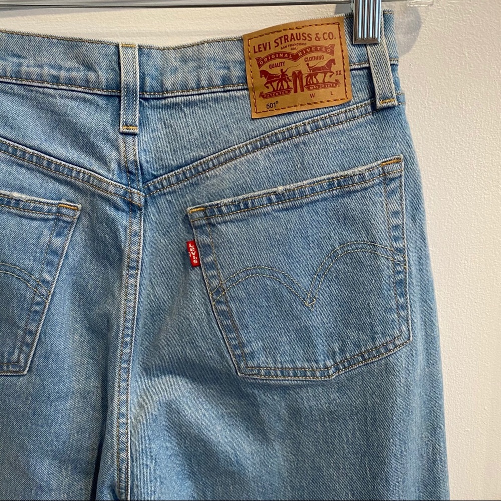Light wash Levi 501s
